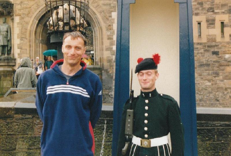 skotsko1.JPG - Trying to help the guards at Edinborough castle in their service.